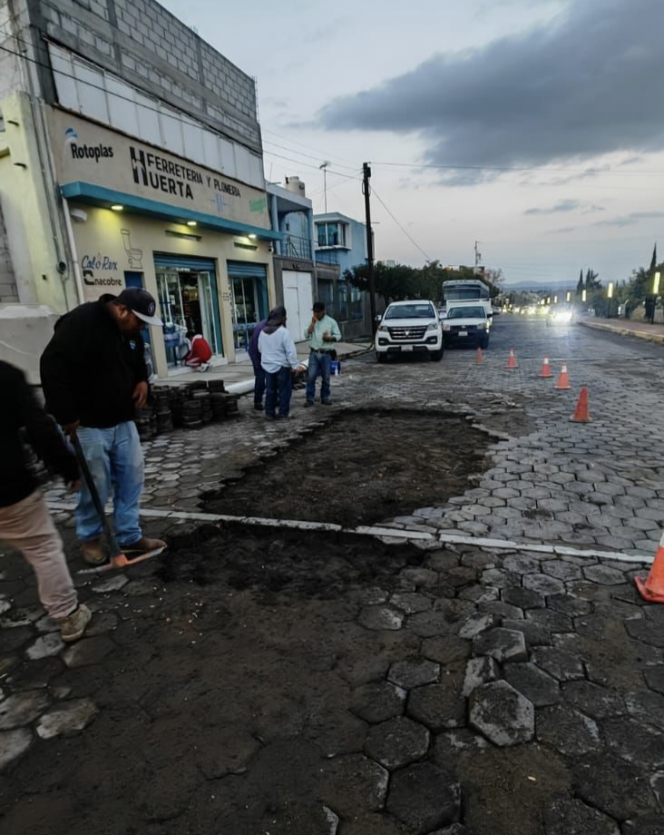 Atiende Capamh fuga de agua en boulevard Cuamanco para garantizar el suministro